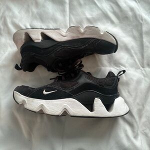 Nike Women’s Ryz Sneakers